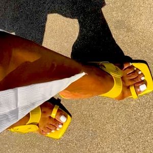 Lemon buckle high heel